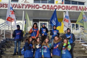 Городское мероприятие посвящённое Дню борьбы со СПИДом «К здоровью на перегонки» участники мероприятия студенты Лысковского агротехнического техникума и педагог-организатор Пухова С.А.