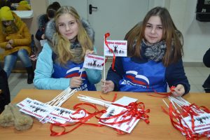 Городское мероприятие посвящённое Дню борьбы со СПИДом «К здоровью на перегонки» участники мероприятия студенты Лысковского агротехнического техникума и педагог-организатор Пухова С.А.