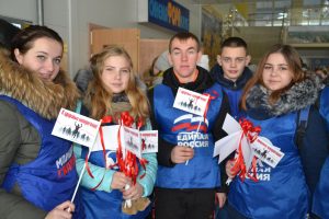 Городское мероприятие посвящённое Дню борьбы со СПИДом «К здоровью на перегонки» участники мероприятия студенты Лысковского агротехнического техникума и педагог-организатор Пухова С.А.